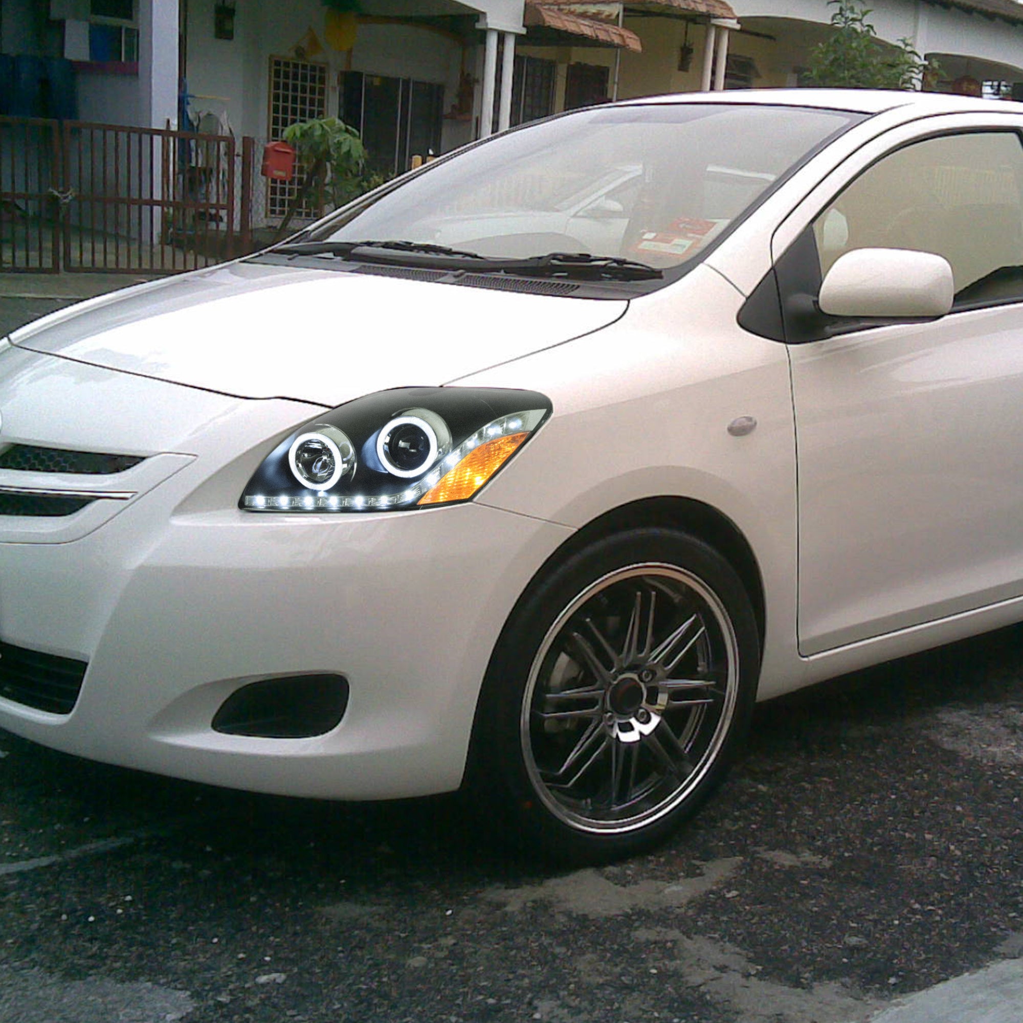 VLAND LED Projector Headlights For 2006-2012 Toyota Yaris sedan Front lights assembly